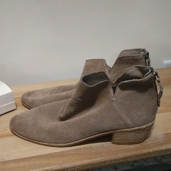 Stylish Tan Ankle Booties - Picture 1 of 7